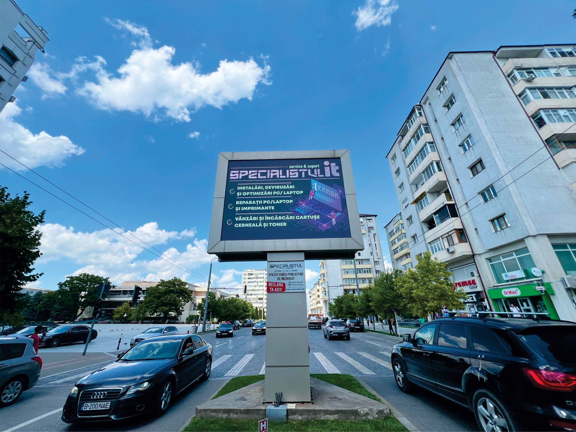 Ecranul LED văzut din intersecția de la KM 0, Vaslui